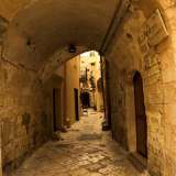 L'ingresso dell'arco di Sant'Onofrio, che si apre in piazza dei Gesuiti, nel centro storico di Bari (Foto di Katia Moro)